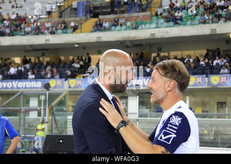 HUG ZWISCHEN MISTER BUCCHI E MARCOLINI während Chievo Verona Vs Empoli, Verona, Italien, 30. August 2019, Fußball Italienische Fußball Serie B Männer Meisterschaft Stockfoto