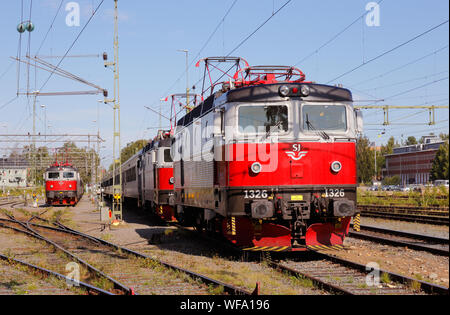 Lulea, Schweden - 20. August 2019: Drei elektrische Lokomotiven der Klasse RC6 von Ssrt in Lulea Hauptbahnhof in Service für SJ. Stockfoto