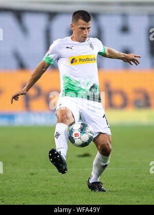 30. August 2019, Nordrhein-Westfalen, Mönchengladbach: Fußball: Bundesliga, Borussia Mönchengladbach - RB Leipzig, Spieltag 3. Gladbach macht Stefan Lainer spielt den Ball. Foto: Marius Becker/dpa - WICHTIGER HINWEIS: In Übereinstimmung mit den Anforderungen der DFL Deutsche Fußball Liga oder der DFB Deutscher Fußball-Bund ist es untersagt, zu verwenden oder verwendet Fotos im Stadion und/oder das Spiel in Form von Bildern und/oder Videos - wie Foto Sequenzen getroffen haben. Stockfoto