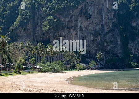 Schöne Tonsai Beach in Krabi, Thailand. Stockfoto