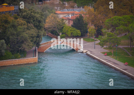 Tilt Shift Effekt der Brücke an der Biennale Gärten, Venedig Stockfoto