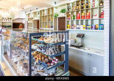 GRODNO, Weißrussland - AUGUST 2019: cafeteria Fenster mit Torten, Gebäck, Eis, Gebäck, Waffeln, Donuts, Kuchen und andere Süßigkeiten in einem angesagten Café Stockfoto