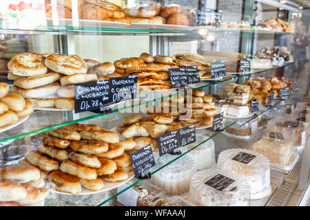 GRODNO, Weißrussland - AUGUST 2019: cafeteria Fenster mit Torten, Gebäck, Eis, Gebäck, Waffeln, Donuts, Kuchen und andere Süßigkeiten in einem angesagten Café Stockfoto