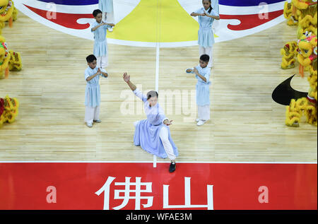 Foshan, Guangdong Provinz Chinas. 31 Aug, 2019. Künstler durchführen, bevor die Gruppe D Match zwischen Angola und Serbien an der FIBA Basketball WM 2019 in Foshan in der chinesischen Provinz Guangdong, am 12.08.31., 2019. Credit: Xue Yubin/Xinhua/Alamy leben Nachrichten Stockfoto