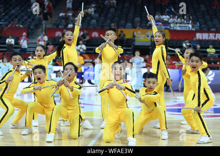 Foshan, Guangdong Provinz Chinas. 31 Aug, 2019. Kinder durchführen, bevor die Gruppe D Match zwischen Angola und Serbien an der FIBA Basketball WM 2019 in Foshan in der chinesischen Provinz Guangdong, am 12.08.31., 2019. Credit: Huang Zongzhi/Xinhua/Alamy leben Nachrichten Stockfoto