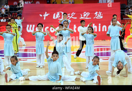 Foshan, Guangdong Provinz Chinas. 31 Aug, 2019. Darsteller Posieren vor der Gruppe D Match zwischen Angola und Serbien an der FIBA Basketball WM 2019 in Foshan in der chinesischen Provinz Guangdong, am 12.08.31., 2019. Credit: Huang Zongzhi/Xinhua/Alamy leben Nachrichten Stockfoto