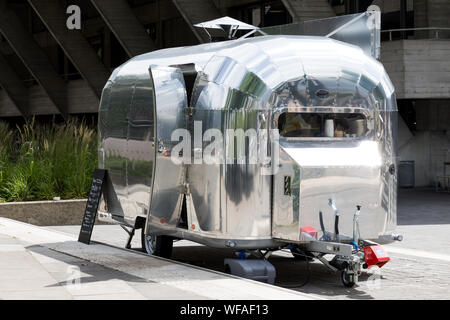 London, Großbritannien - 5. Juni 2017: Iconic Airstream Wohnwagen als Essen Lkw am Südufer der Themse in London, Großbritannien Stockfoto