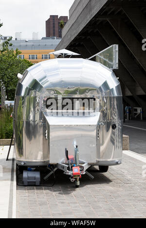 London, Großbritannien - 5. Juni 2017: Iconic Airstream Wohnwagen als Essen Lkw am Südufer der Themse in London, Großbritannien Stockfoto