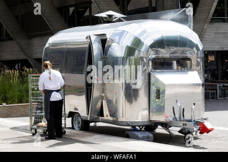 London, Großbritannien - 5. Juni 2017: Iconic Airstream Wohnwagen als Essen Lkw am Südufer der Themse in London, Großbritannien Stockfoto