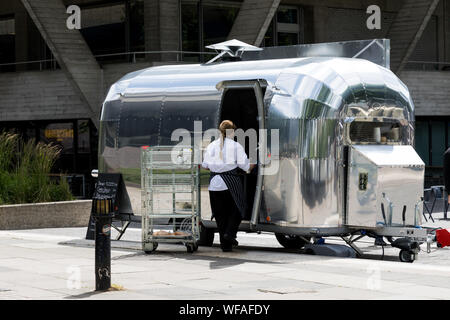 London, Großbritannien - 5. Juni 2017: Iconic Airstream Wohnwagen als Essen Lkw am Südufer der Themse in London, Großbritannien Stockfoto