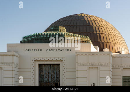 LA, USA - 3. November 2018: Griffith Observatory Eingang von der Vorderseite im Winter Stockfoto