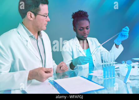 Wissenschaftler, Senior kaukasischen Männern und jungen afrikanischen Frauen, arbeiten zusammen auf ein gemeinsames Projekt in der histopathologie Forschungseinrichtung, neon getonten Bild Stockfoto