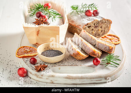Hausgemachte Mohn Kuchen für Weihnachten mit Fichte eingerichtet Stockfoto
