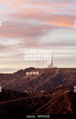 LA, USA - 3. November 2018: Hollywood Sign Schuß von Griffith Observatory bei einem wunderschönen Sonnenuntergang im Winter 2018 Stockfoto