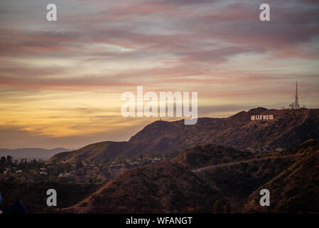 LA, USA - 3. November 2018: Hollywood Sign Schuß von Griffith Observatory bei einem wunderschönen Sonnenuntergang im Winter 2018 Stockfoto