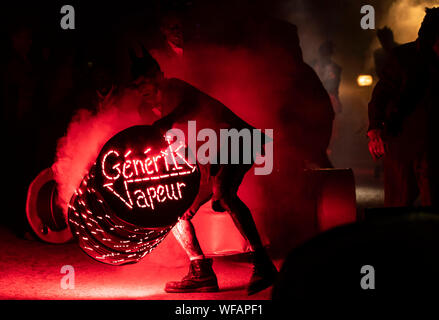 Eine Performance von Biwak durch französische Straßenkunst G??n?? rik Vapeur, einer der Dachverkleidung Leistungen an der Freiheit Festival in Hull. Stockfoto