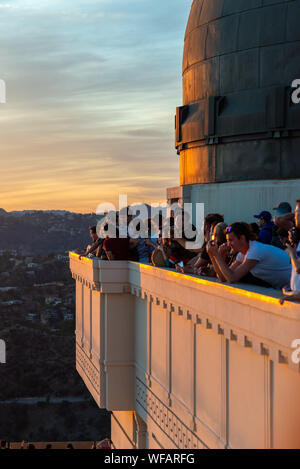 LA, USA - 3. November 2018: Touristen auf dem berühmten Griffith Observatorium machen Fotos von den Golden Sunset Stockfoto