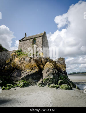 Eine kleine Kapelle, die auf dem Felsen an der Rückseite des Le Mont St. Michel Stockfoto