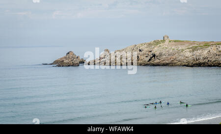 Ruine an der Cote Sauvage auf der Spitze des Hügels, Quiberon, Bretagne. Kleine Gruppe surfen. Stockfoto