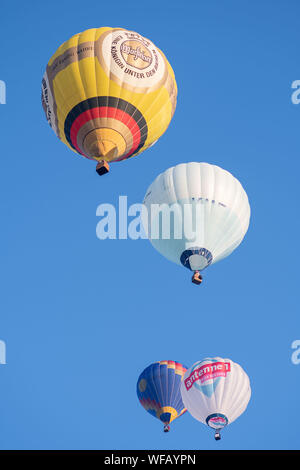 Warstein, Deutschland. 31 Aug, 2019. Heißluftballons am Anfang des 29. Internationalen Warsteiner Montgolfiade am Samstag Morgen. Quelle: Markus Kluemper/dpa/Alamy leben Nachrichten Stockfoto