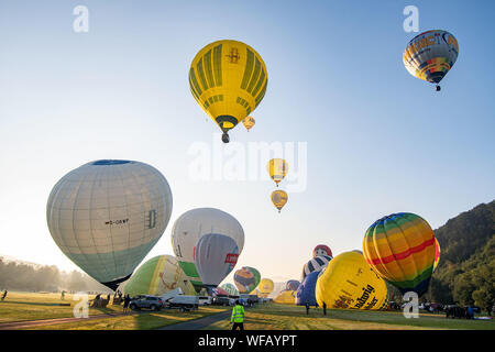 Warstein, Deutschland. 31 Aug, 2019. Heißluftballons am Anfang des 29. Internationalen Warsteiner Montgolfiade am Samstag Morgen. Quelle: Markus Kluemper/dpa/Alamy leben Nachrichten Stockfoto