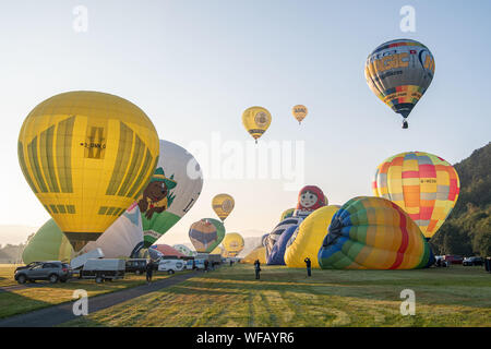 31. August 2019, Deutschland (Deutsch), Warstein: Heißluftballons am Anfang des 29. Internationalen Warsteiner Montgolfiade am Samstag Morgen. Foto: Markus Kluemper/dpa Stockfoto