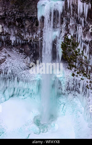 Schöne, bunte gefrorenen Wasserfall. Atemberaubende Winterlandschaft. Awesome Textur, super Eis bildete Formen. Blau und Lila fließende Wasser erstellt. Stockfoto