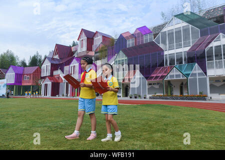 (190831) - Hangzhou, Aug 31, 2019 (Xinhua) - Studierende bereiten Sie eine Rede an der Schule Eröffnung in zentralen Grundschule der Gemeinde an Fuwen Fuwen Dorf Anji County in Hangzhou, der Hauptstadt der ostchinesischen Provinz Zhejiang, Aug 31, 2019 geliefert werden. Über 110 Schüler in 6 Klassen begrüßt das neue Semester, dass Samstag in zentralen Grundschule der Fuwen Gemeinde, die als eine der schönsten ländlichen Grundschule von netizens betitelt ist, wie es in einer farbenfrohen schlossähnliche Gebäude begonnen. Nach einem Jahr Renovierung wurden die Gebäude im Februar 2019. (Xinh Stockfoto