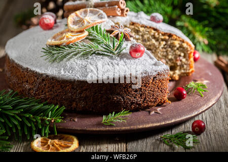 Hausgemachte Mohn Kuchen für Weihnachten mit Orange und Fichte Stockfoto
