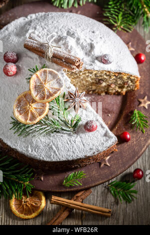 Lecker Mohn Kuchen für Weihnachten mit Orange und Fichte Stockfoto
