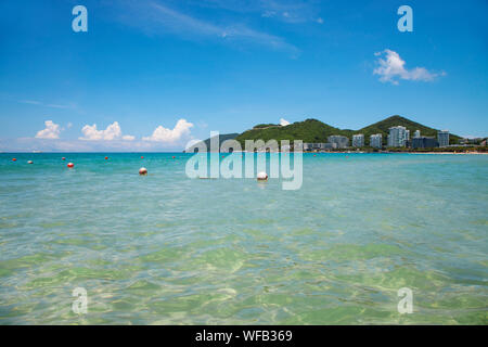 Hainan Insel tropischer sonniger Tag mit Meer und blauem Himmel Stockfoto