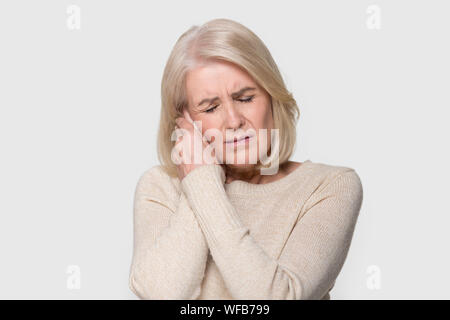 Unwohl senior Woman touch Backe Zahnschmerzen leiden. Stockfoto