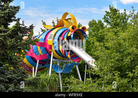 PARIS, Frankreich, 16. JULI 2016: Der Garten der Drachen ist ein Spielbereich für Kinder im Parc de la Villette. Die bunten Drachen Folie aus Stahl, Stockfoto