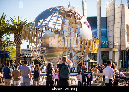 LA, USA - 2. November 2018: Die berühmte Kugel und Zeichen in den Universal Studios Hollywood, LA, USA Stockfoto