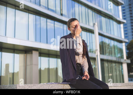 Junge Frau in Anzug leiden unter Stress arbeiten. Stockfoto