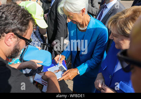 Leipzig, Deutschland. 31 Aug, 2019. Christine Lagarde (M), designierter Präsident der Europäischen Zentralbank (EZB) und Angela Merkel (CDU), Bundeskanzler der Bundesrepublik Deutschland, Autogramme vor der Verleihung der Ehrendoktorwürde durch die Leipzig Graduate School of Management (HHL). An der Abschlussfeier, Merkel die Ehrendoktorwürde von der HHL für ihre politische Führung Stil erhalten. Für die Bundeskanzlerin ist es schon der 17. Verleihung der Ehrendoktorwürde. Kredite: Jan Woitas/dpa-Zentralbild/dpa/Alamy leben Nachrichten Stockfoto