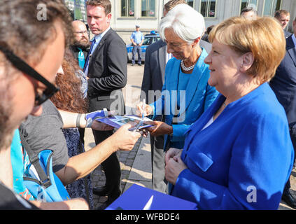 Leipzig, Deutschland. 31 Aug, 2019. Christine Lagarde (M), designierter Präsident der Europäischen Zentralbank (EZB) und Angela Merkel (CDU), Bundeskanzler der Bundesrepublik Deutschland, Autogramme vor der Verleihung der Ehrendoktorwürde durch die Leipzig Graduate School of Management (HHL). An der Abschlussfeier, Merkel die Ehrendoktorwürde von der HHL für ihre politische Führung Stil erhalten. Für die Bundeskanzlerin ist es schon der 17. Verleihung der Ehrendoktorwürde. Kredite: Jan Woitas/dpa-Zentralbild/dpa/Alamy leben Nachrichten Stockfoto