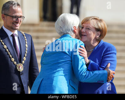 31. August 2019, Sachsen, Leipzig: Christine Lagarde (M), designierter Präsident der Europäischen Zentralbank (EZB) und Angela Merkel (CDU), Bundeskanzler der Bundesrepublik Deutschland, begrüßen sich vor der Oper vor Verleihung der Ehrendoktorwürde von der Leipzig Graduate School of Management (HHL), Stephan Stubner, Rektor der HHL auf der linken Seite. An der Abschlussfeier, Merkel die Ehrendoktorwürde von der HHL für ihre politische Führung Stil erhalten. Für die Bundeskanzlerin ist es schon der 17. Verleihung der Ehrendoktorwürde. Foto: Jan Woitas/dpa-Zentralbild/dpa Stockfoto