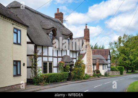 Reetgedeckte schwarz und weiß Holz gerahmt Cottage. Elmley Castle, Cotswolds, Distrikt Wychavon, Worcestershire, England Stockfoto