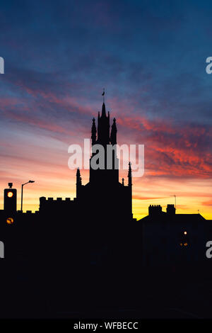 Die East Gate und St. Peters Kapelle bei Sonnenaufgang. Warwick, Warwickshire, England. Silhouette Stockfoto