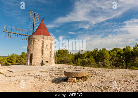 Ein traditionelles Stein Windmühle in Provence, Frankreich Stockfoto