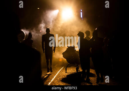 Street Artists werden während einer Performance von Biwak durch französische Straßenkunst G??n Silhouette?? rik Vapeur, einer der Dachverkleidung Leistungen an der Freiheit Festival in Hull. Stockfoto