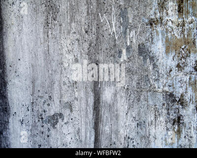 Der alte Putz an der Wand Kunst hat Wasser clabata und schwarzen Pilz, Closeup alte verwitterte Betonmauer Textur, mit schwarzen Flecken an der Wand Stockfoto