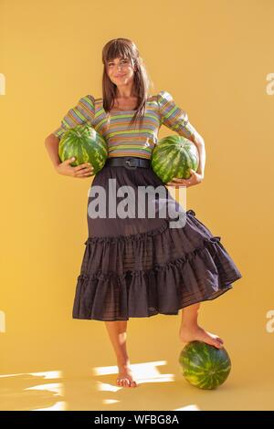 Lächelnde Frau Wassermelonen Holding Stockfoto