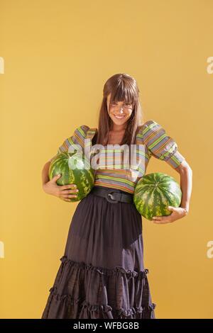 Lächelnde Frau Wassermelonen Holding Stockfoto