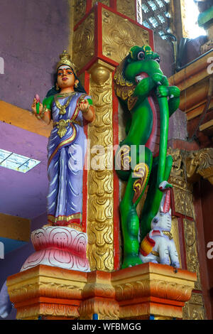 Gottheiten auf der Innenwand an Arulmihu Sri Muthumariamman Thevasthanam (Hindu Tempel) bei Matale in Sri Lanka. Stockfoto