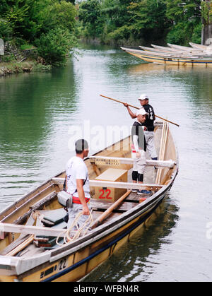 Arashiyama, Kyoto/Japan - 21 AUG 2019: Schiffer Rudern das Boot, Hozugawa Fluss Bootsfahrt Stockfoto