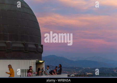 LA, USA - 3. November 2018: Touristen auf dem berühmten Griffith Observatorium machen Fotos von den Golden Sunset Stockfoto