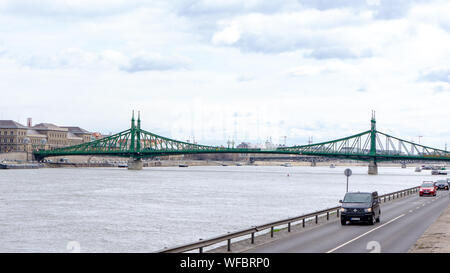 Budapest Ungarn 03 16 2019 die Brücke der Freiheit vom Kai fotografiert. Stockfoto