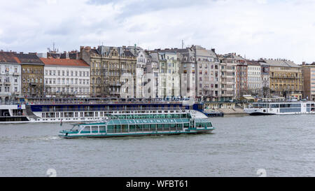 BUDAPEST, UNGARN, 03 16 2019 Die legenda Schiff fährt entlang der Donau in Budapest. Stockfoto